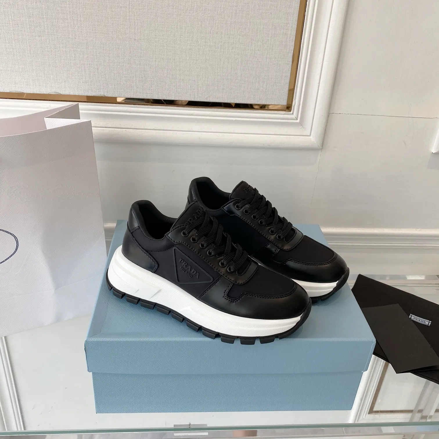 👟👟Ex-factory price 580👟👟 PRADA ²⁰²4 𝐬𝐬Prada’s new product comes with strength! ❣️Many Internet celebrities have the same style, fashionable and versatile nice items, original shoes are developed and purchased from Italian counters, and are reproduced 1:1 according to the original taste. This year’s theme is not to be defined, embodying texture through simplicity💛From thick-soled sneakers to zigzag short boots to 2024 flat shoes, everything reveals a sure-fire momentum...combining gentleness and handsomeness, the finishing touch for women❤️ The top-grade open-edge beaded cowhide with imported cowhide triangle logo is consistent with the original version, the wear-resistant and ultra-light two-color outsole, and the sheepskin lining are breathable and comfortable. ⚛Size: Women's 34-40 ⚛Size: Men's 39-45 Original packaging accessories. ⚛